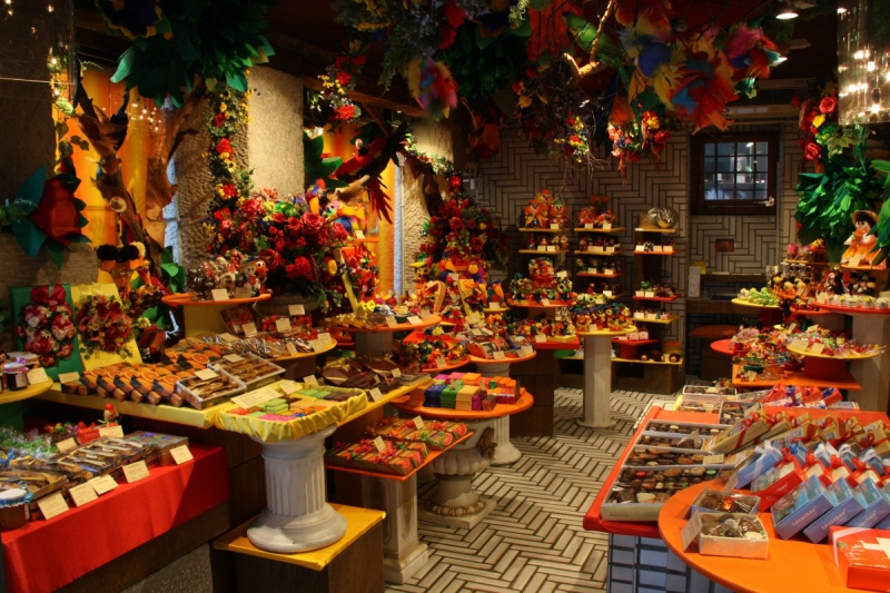 vitrine-CUEBRIS-min_candy_store_chocolate_shop_chocolate_switzerland-393515