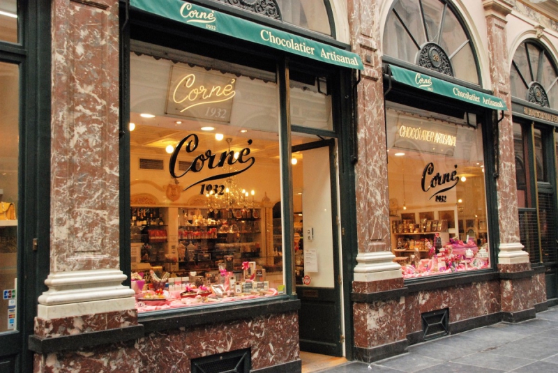 vitrine-CUEBRIS-min_chocolate_chocolaterie_shop_luxury_chic_gallery_brussels_belgium-558146