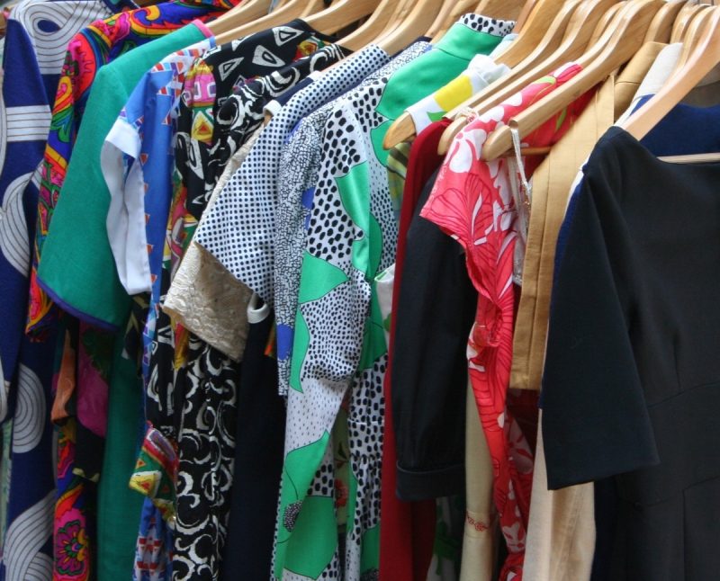 vitrine-CUEBRIS-min_dresses_apparel_clothing_clothes_clothes_hangers_wooden_hangers_retail_shop_closet-1149845