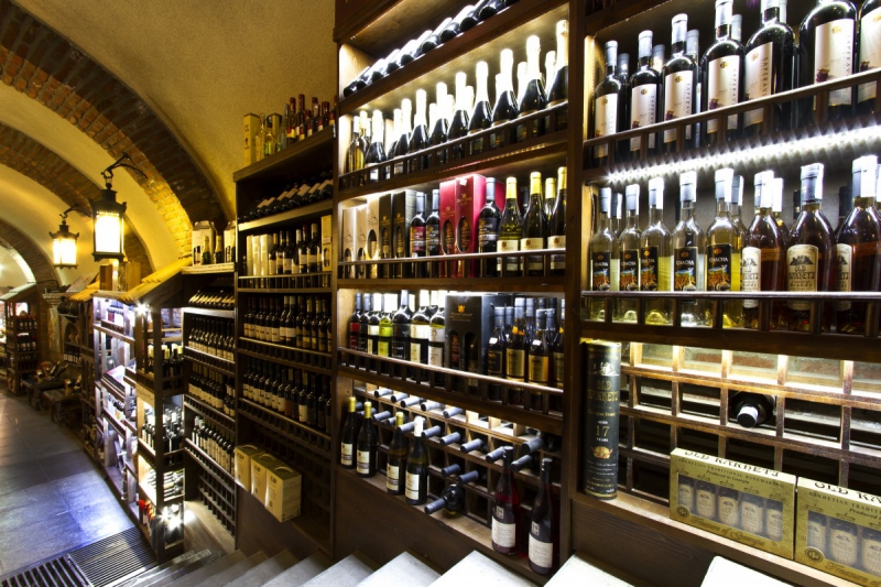 vitrine-CUEBRIS-min_world_street_travel_shop_canon_georgia_wine_bottles-429767